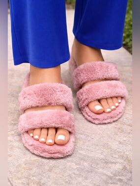 just be Plush Double-Band Pink Fuzzy Slide Slippers